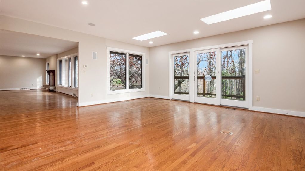 07-z 560 Queens Dr N interior026