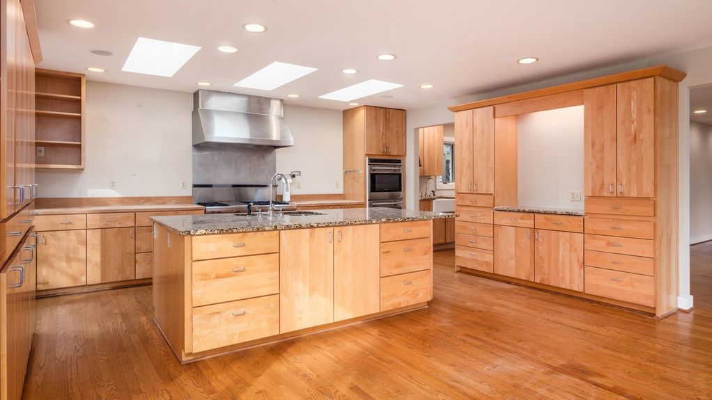 08-z 560 Queens Dr N interior029