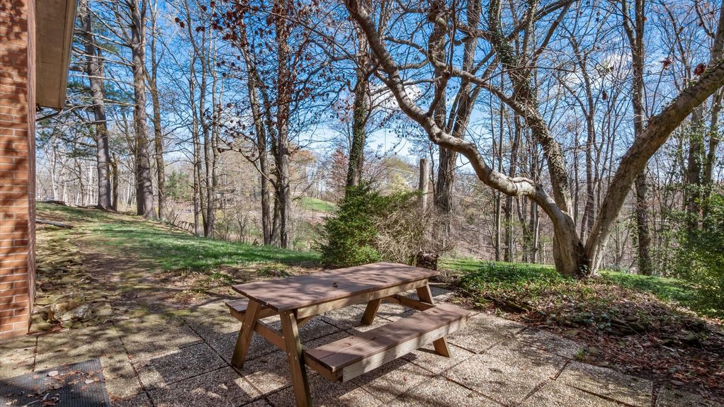 08-z 560 Queens Dr exterior010-2