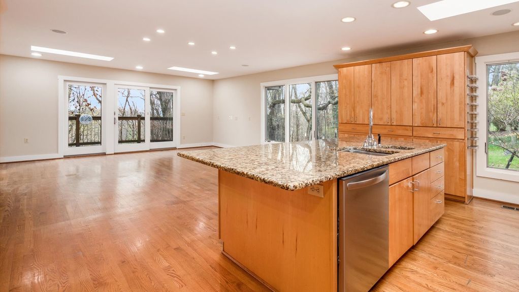 09-z 560 Queens Dr N interior039