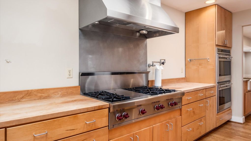 10-z 560 Queens Dr N interior043