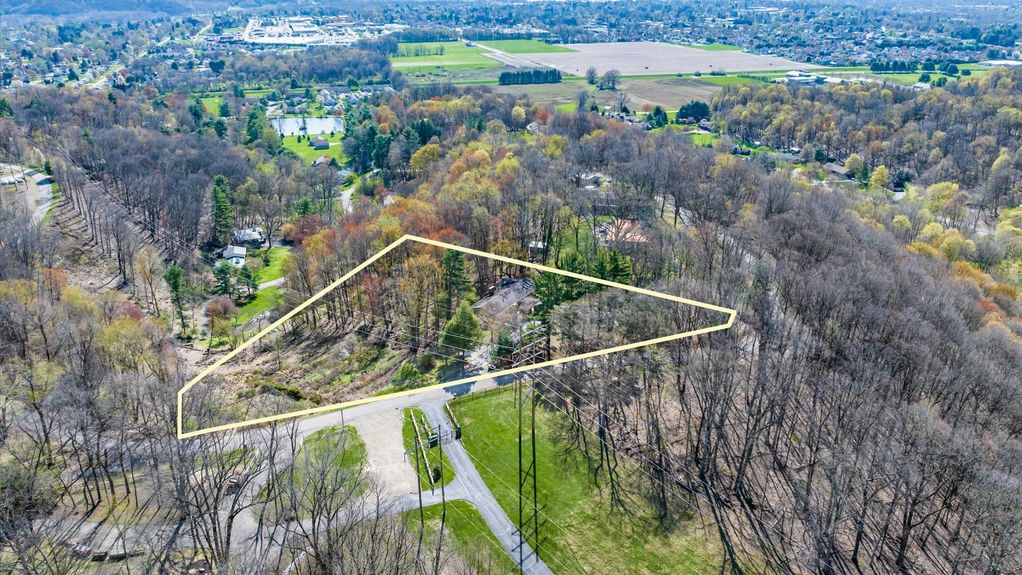 11-z 560 Queens Dr exterior013-2 lot lines