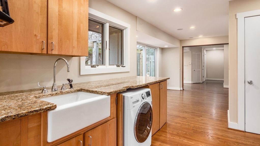 12-z 560 Queens Dr N interior047