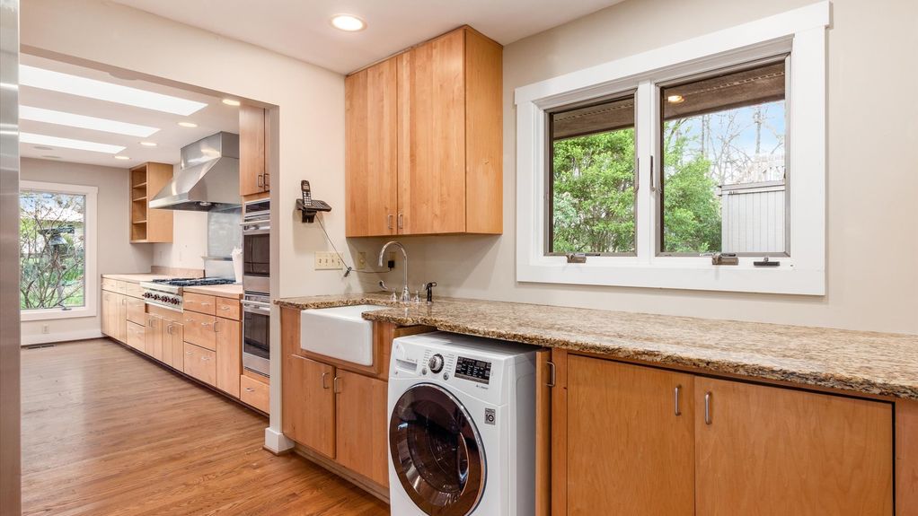 13-z 560 Queens Dr N interior050