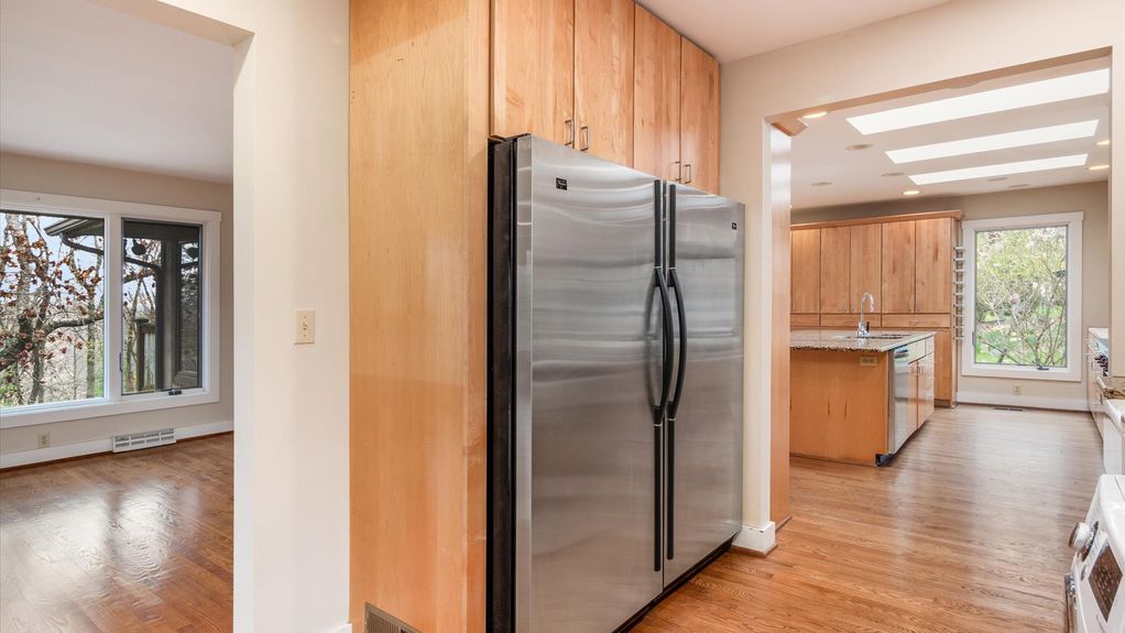 14-z 560 Queens Dr N interior053