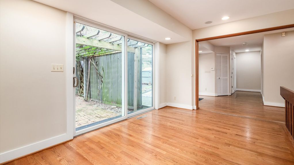 15-z 560 Queens Dr N interior055