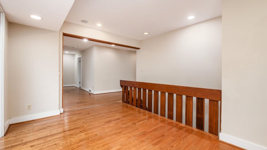 16-z 560 Queens Dr N interior058