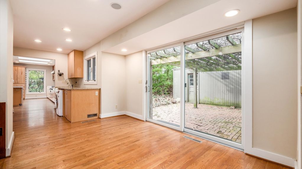 17-z 560 Queens Dr N interior060