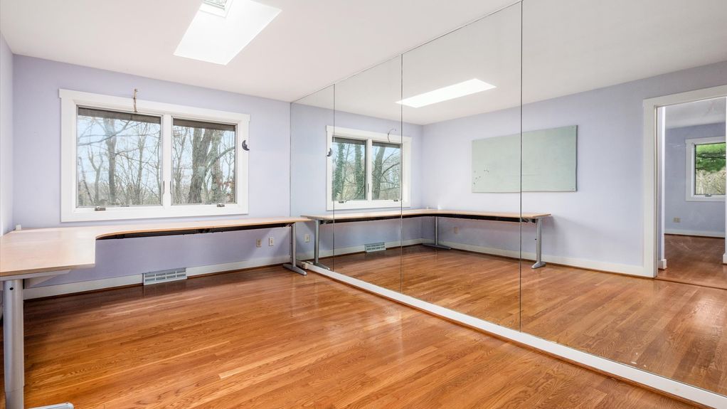 18-z 560 Queens Dr N interior063