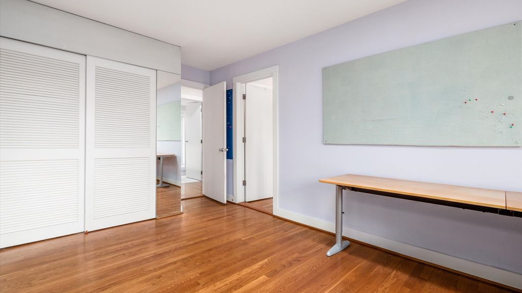 19-z 560 Queens Dr N interior066