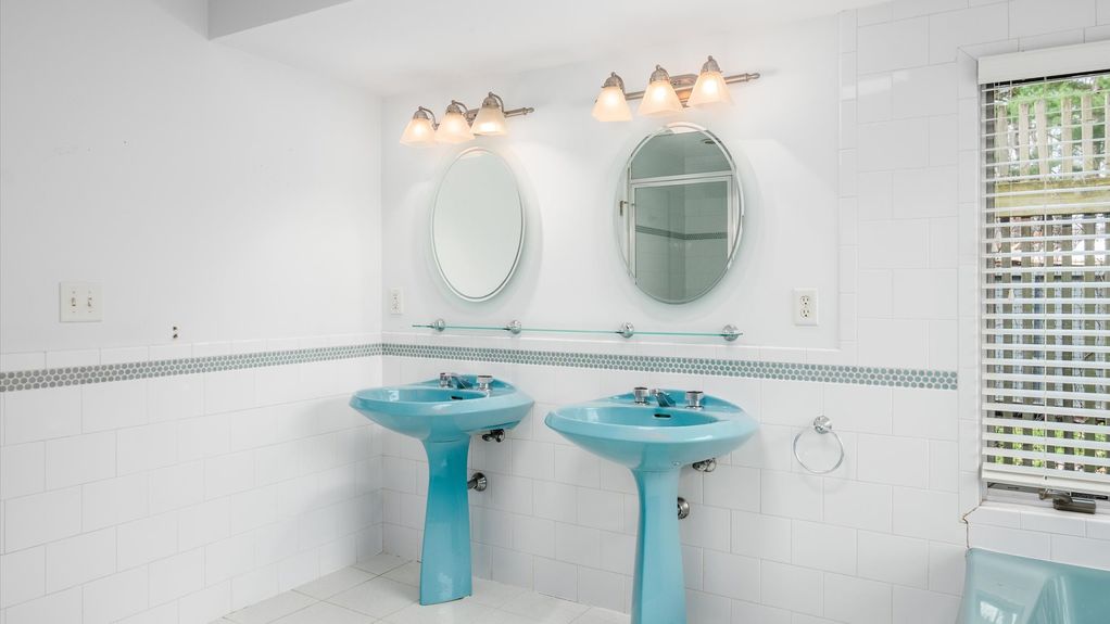 22-z 560 Queens Dr N interior073