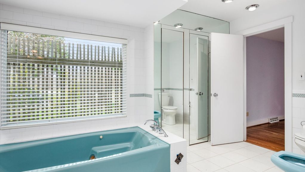 23-z 560 Queens Dr N interior075