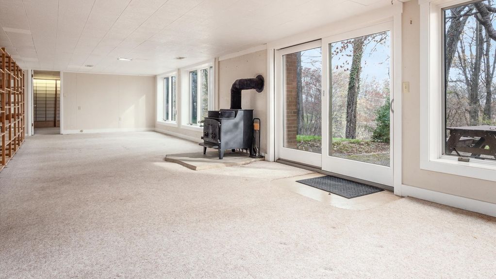 24-z 560 Queens Dr N interior084