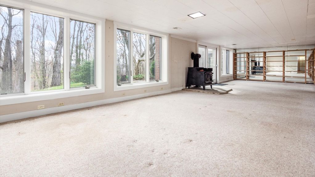 26-z 560 Queens Dr N interior090