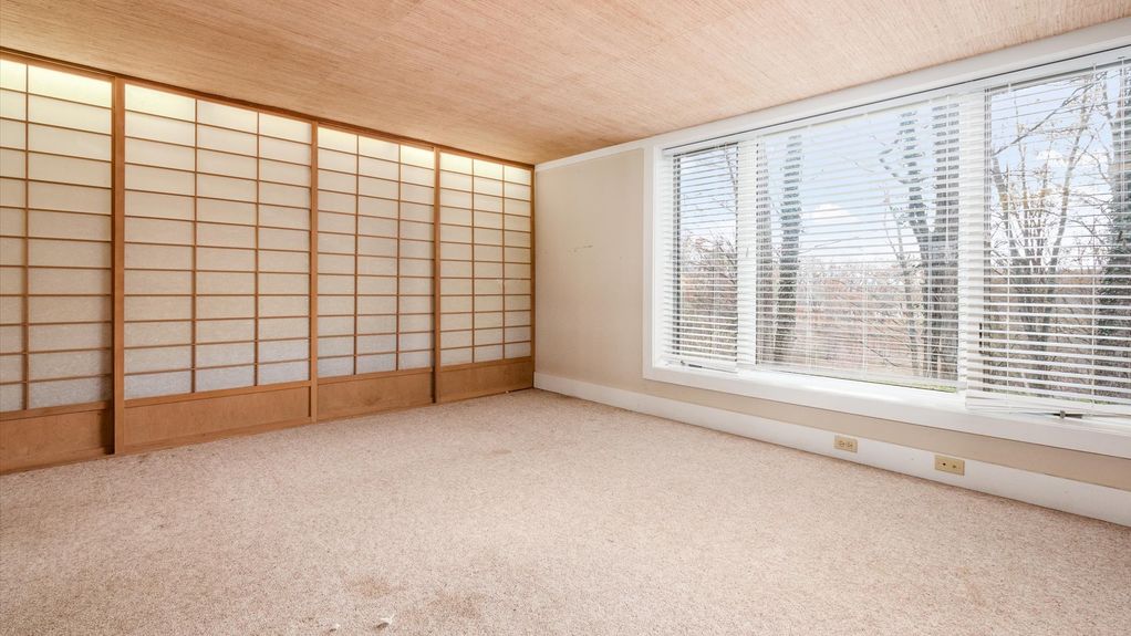 27-z 560 Queens Dr N interior095