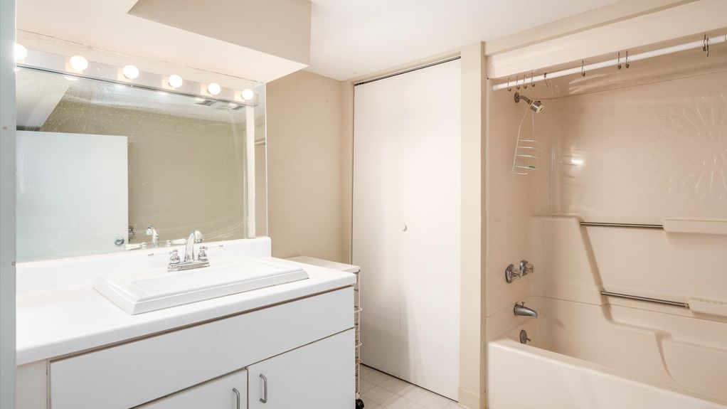 28-z 560 Queens Dr N interior100