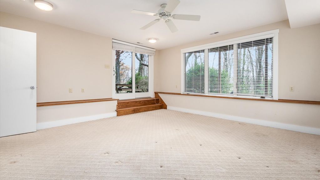 29-z 560 Queens Dr N interior105