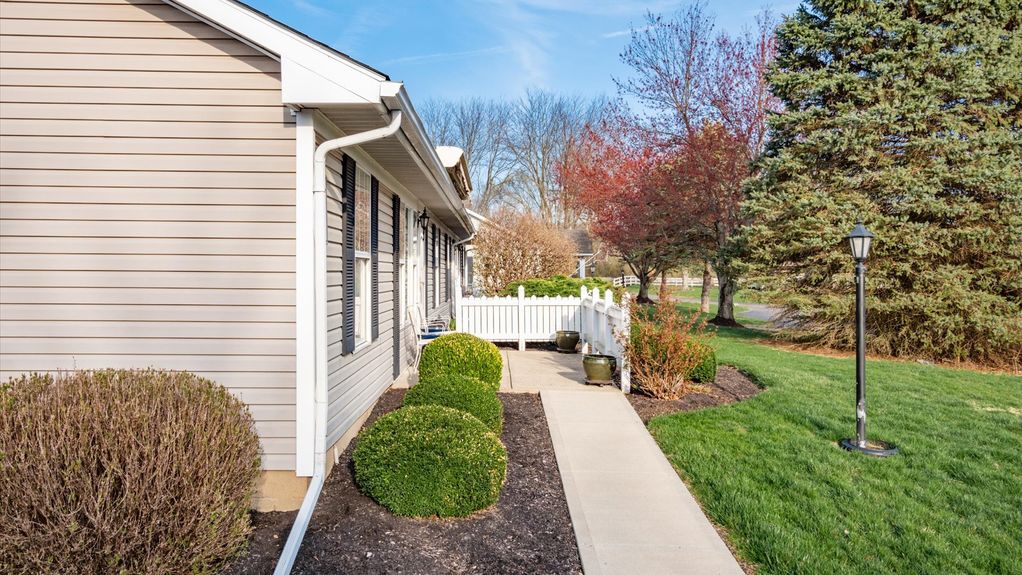 3-z 1377 Hillview Exterior006