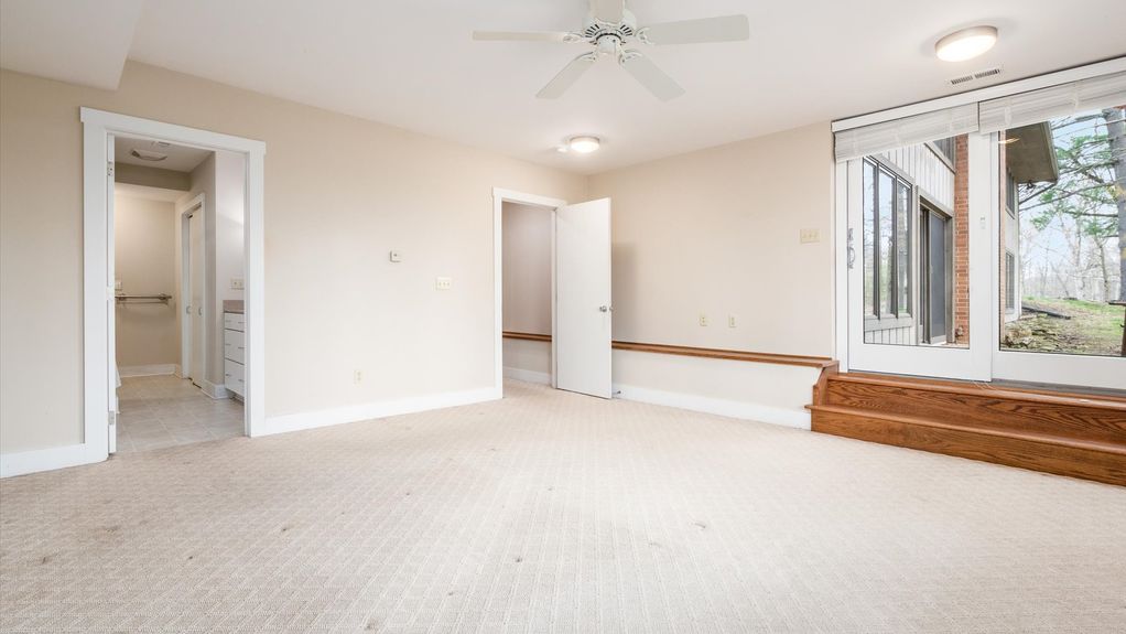 30-z 560 Queens Dr N interior108