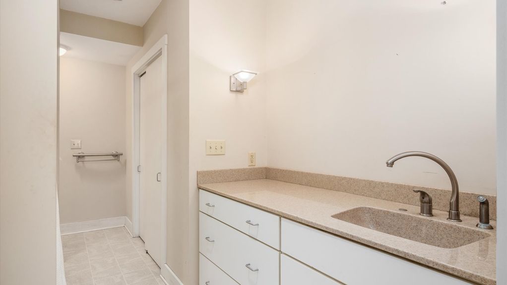 31-z 560 Queens Dr N interior111