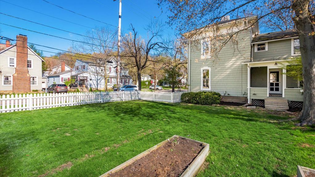 43-z 134 N Pearl St233