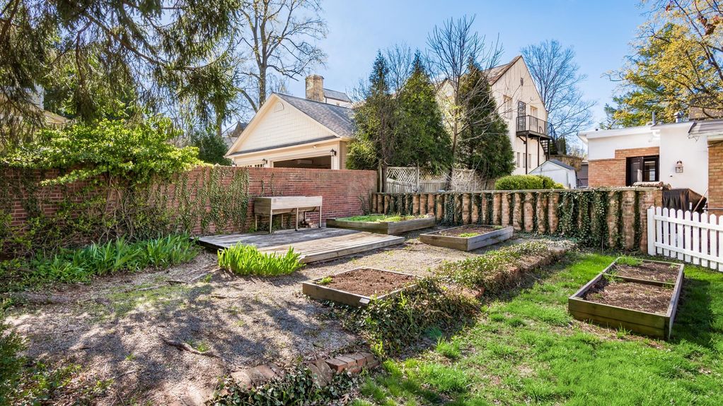 45-z 134 N Pearl St235