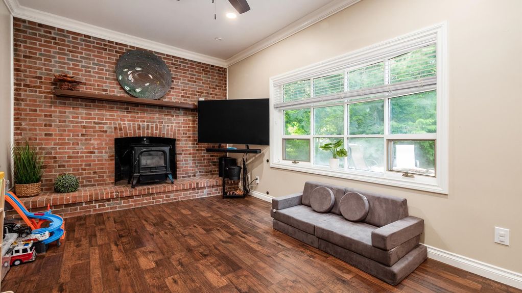 15-z 2830 Silver St Interior001