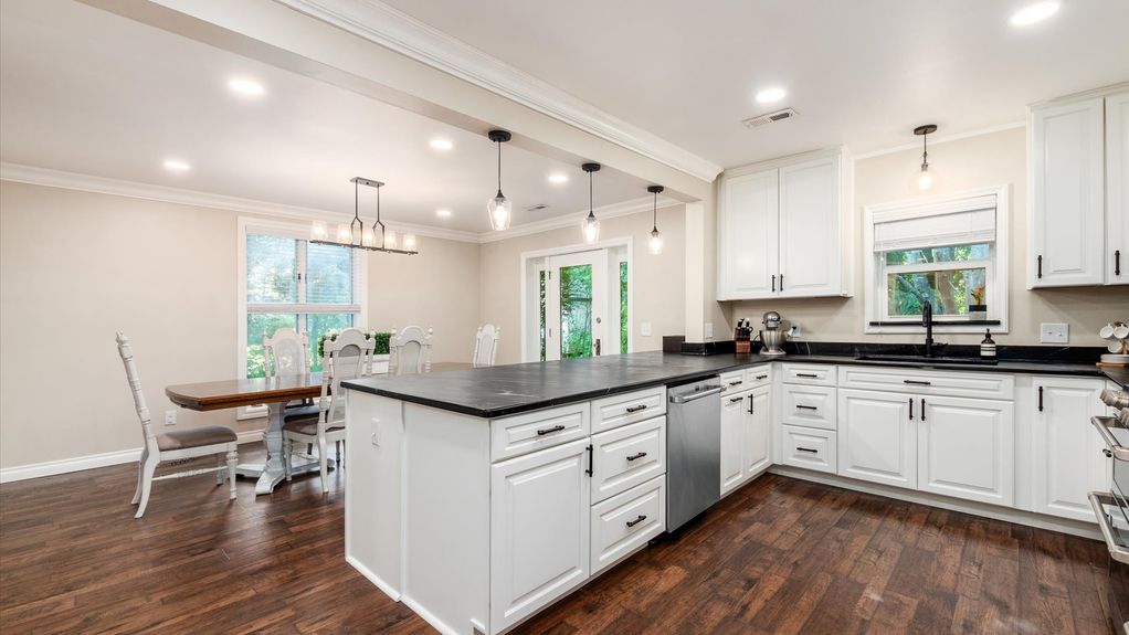 17-z 2830 Silver St Interior011