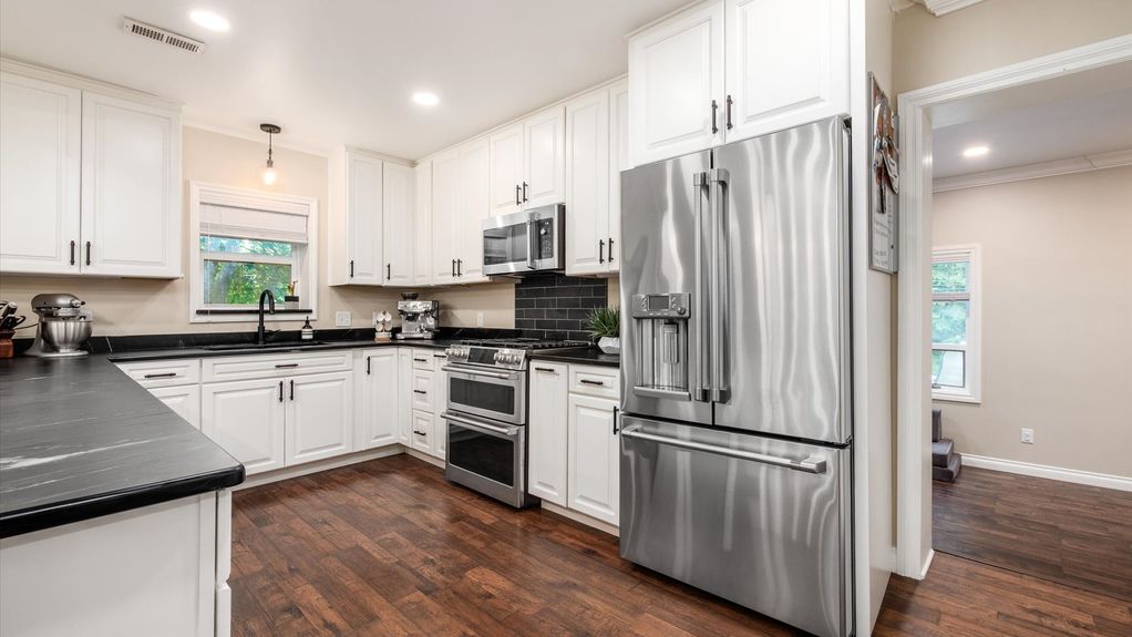 18-z 2830 Silver St Interior015