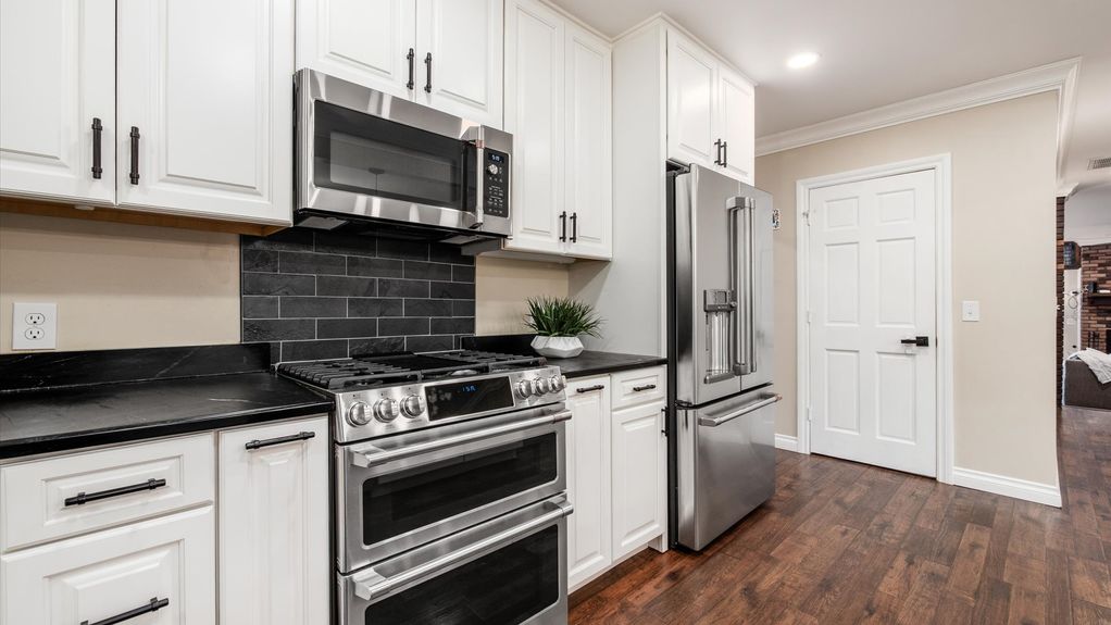 20-z 2830 Silver St Interior024