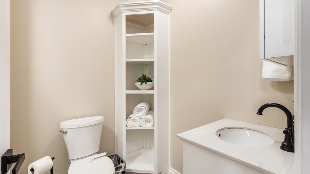 26-z 2830 Silver St Interior045