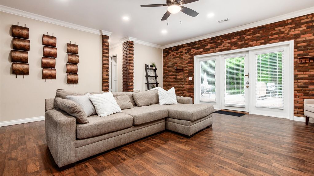 30-z 2830 Silver St Interior056