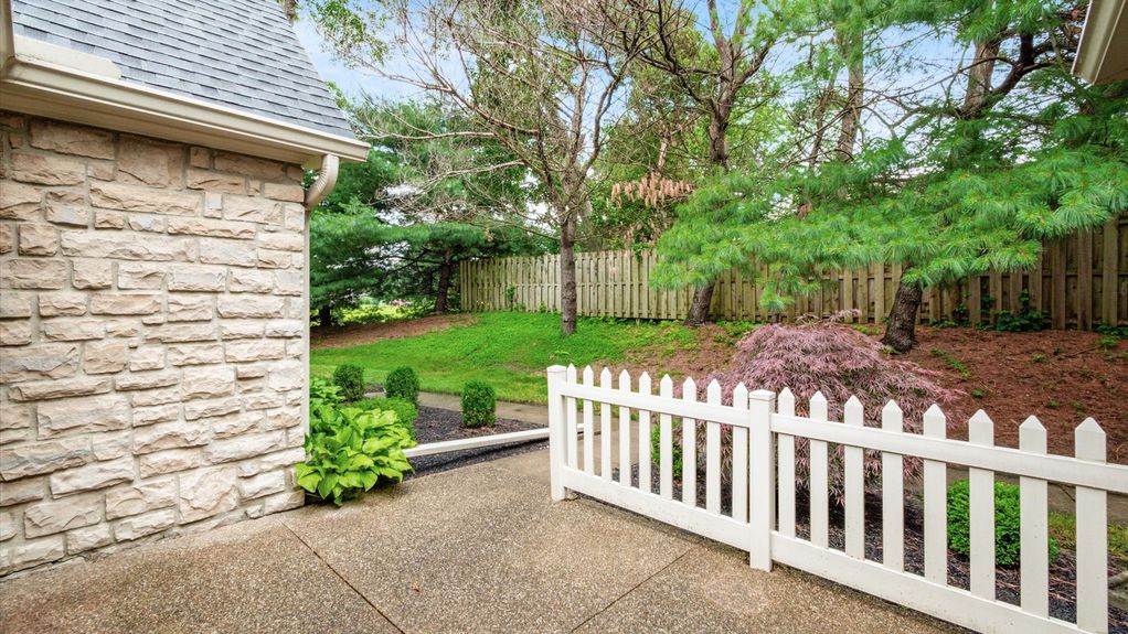 31-z 74 Stonington Cir063