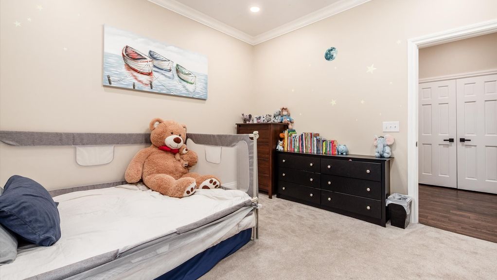 32-z 2830 Silver St Interior064