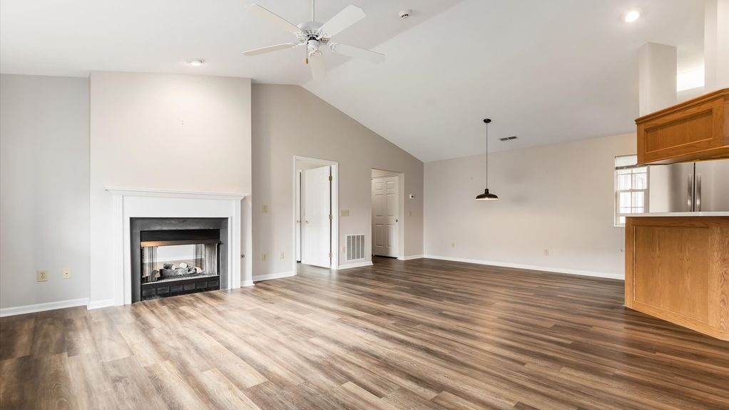 03-zj 733 Windsor Ln001