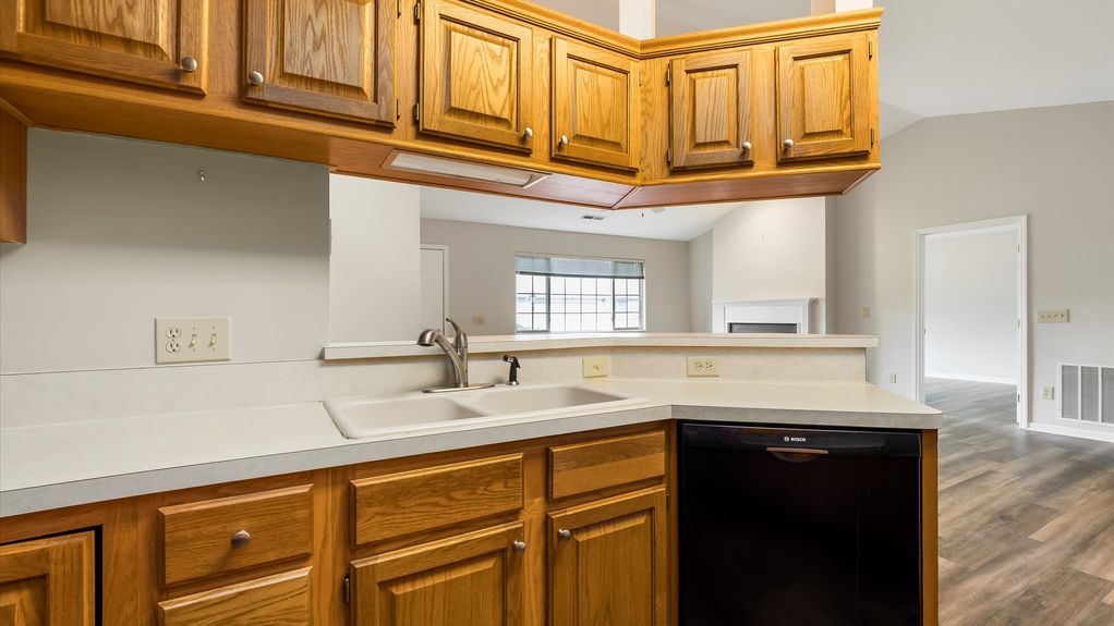 09-zj 733 Windsor Ln020