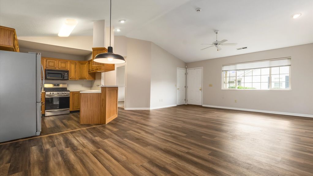 10-zj 733 Windsor Ln024