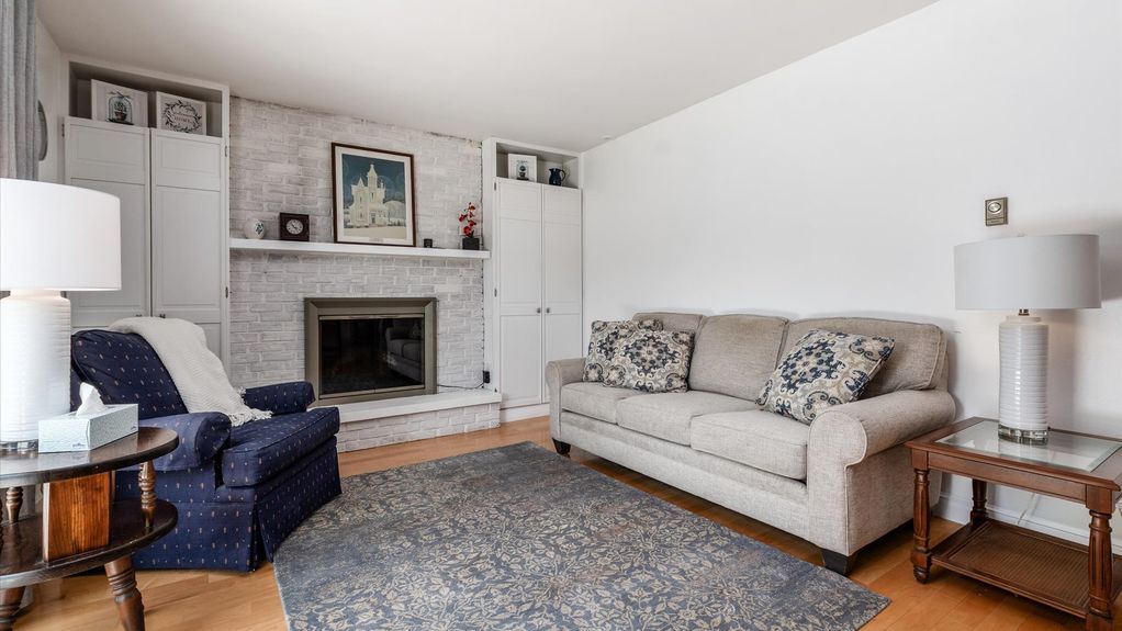 16-zj 41 Denison Ct057