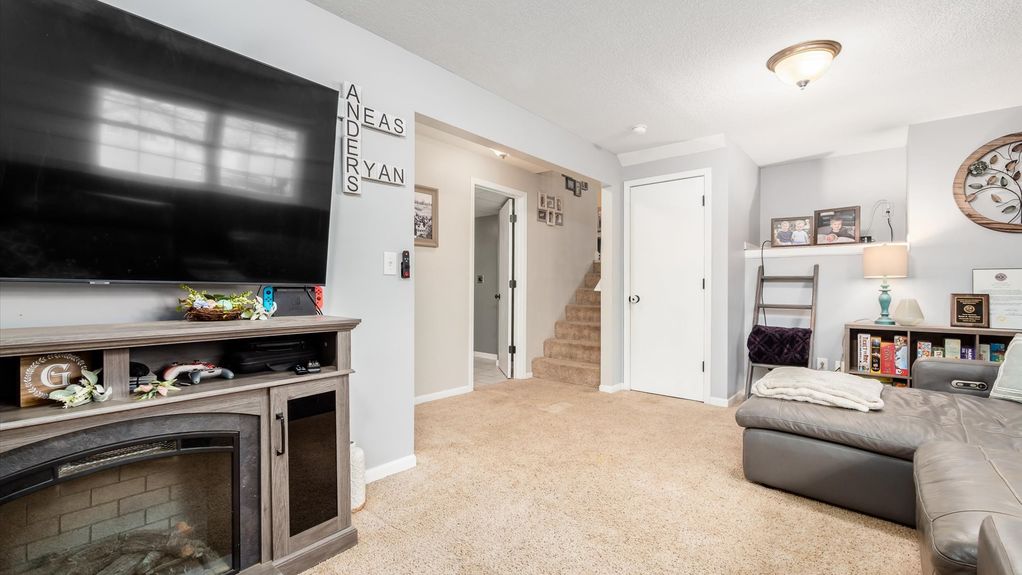 31-z 1649 Lewie Dr080