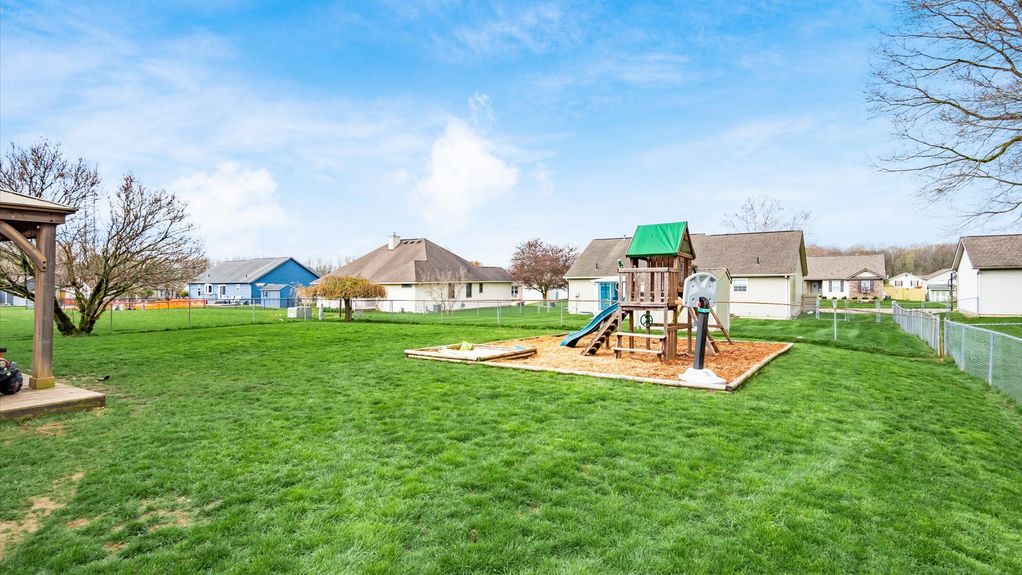 35-z 1649 Lewie Dr006