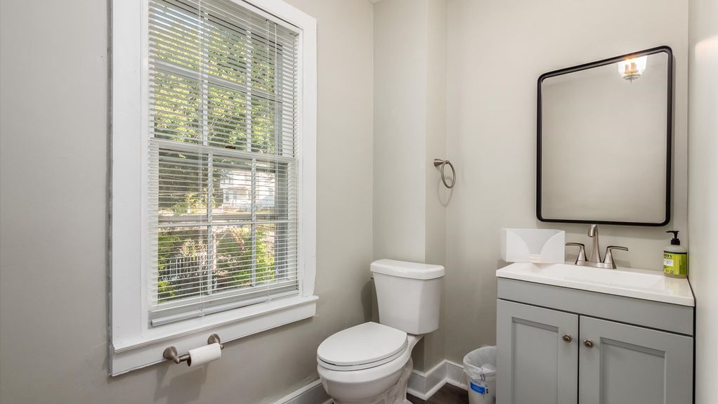 28-z 133 E College068