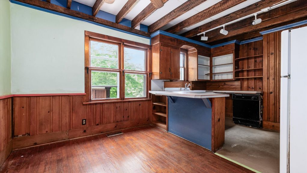 16-zj 339 W Maple St031