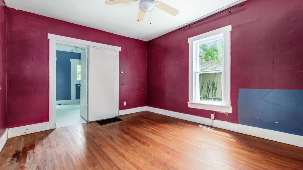 21-zj 339 W Maple St059