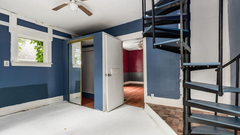 23-zj 339 W Maple St064