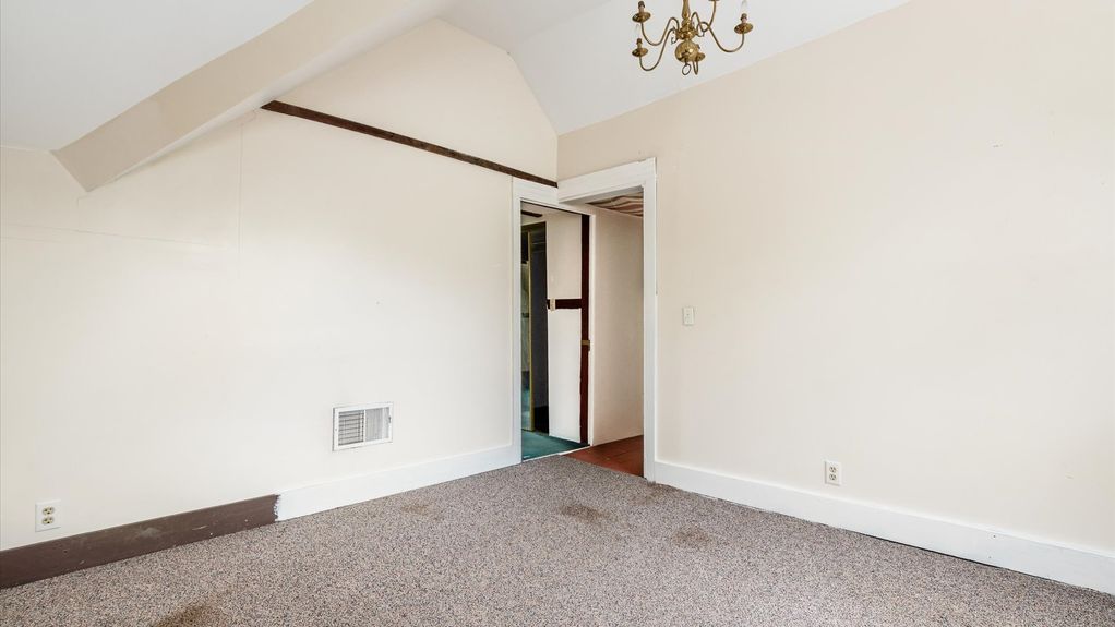 31-zj 339 W Maple St085