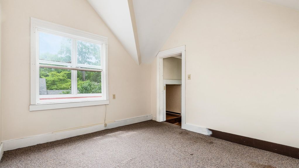 32-zj 339 W Maple St087