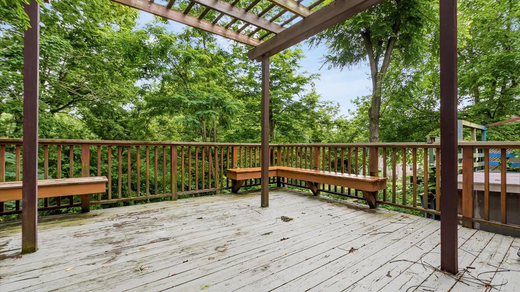 41-zj 339 W Maple St019