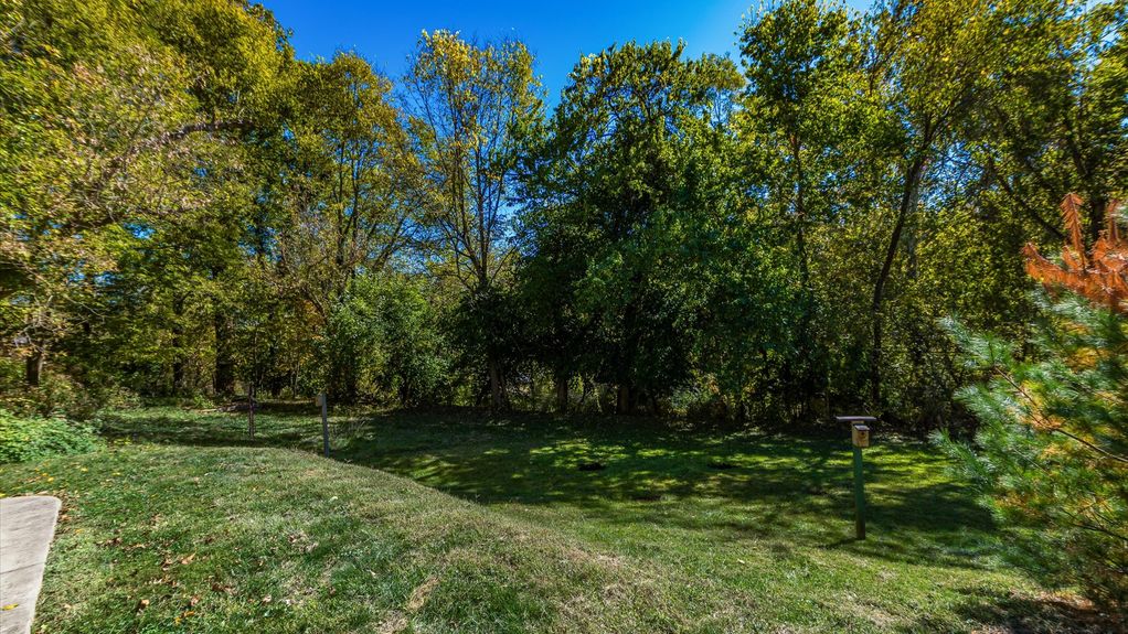 17-zj 343 W Maple St020-2