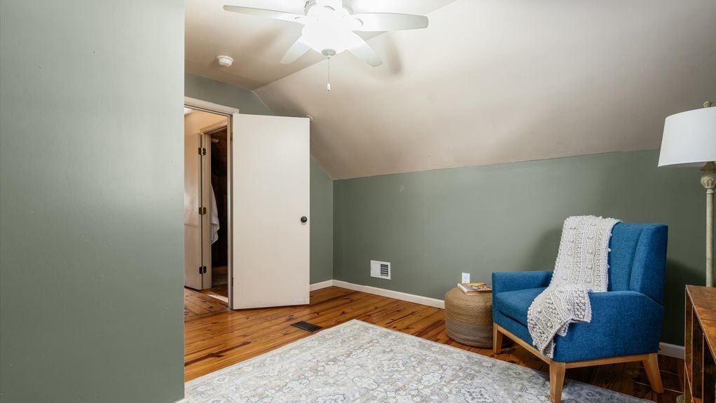 18-zj 343 W Maple St044