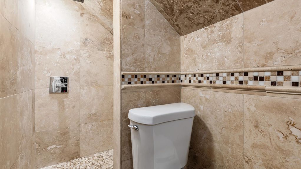 21-zj 343 W Maple St051